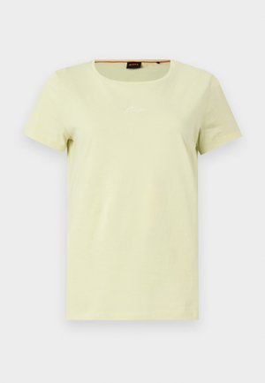 Világos sárga, rövid ujjú, kerek nyakú póló, melyen a kis fehér "Boss" logó a nyakvonal környékén középen található.