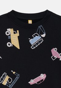 Felpa nera con design di veicoli dai colori pastello, tra cui camion e auto, con un colletto a girocollo testurizzato.