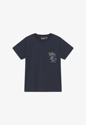 T-shirt in cotone blu navy con scollatura rotonda e maniche corte. Presenta una tasca frontale con una grafica colorata di un surfista e la scritta "WAVES".