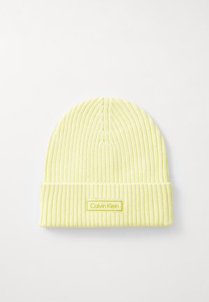 Beanie tricotat cu nervuri galbene, cu o manșetă pliată și un eticheta rectangulară Calvin Klein într-o nuanță contrastantă. Material moale, texturat.