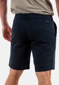 Shorts bleu marine en coton, dotés de deux poches arrière et d'un petit logo brodé. Le design est décontracté et pratique.