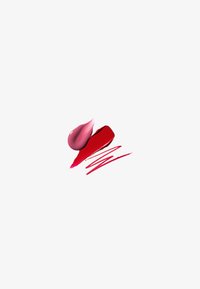 Vloeibare lippenstiften: een glanzende roze druppel, een gedurfde rode streep en dunne roze strepen op een witte achtergrond. Gladde textuur, levendige kleuren.