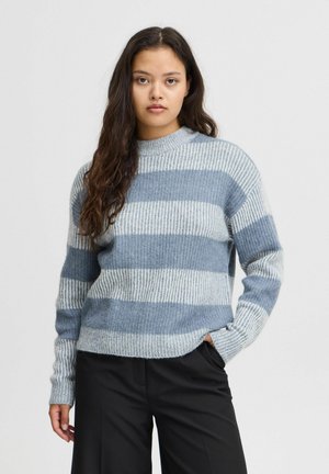 Maglione a righe blu con collo alto, texture a coste e maniche lunghe; presenta righe alternate di blu chiaro e blu scuro.