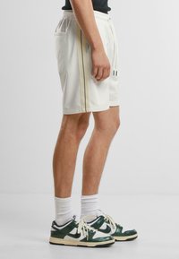 Urban Classics TENNIS CORE SHORTS - Pantaloni - offwhite