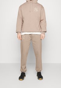 New Era Klubbkläder - light brown