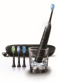 Spazzolino elettrico con manico nero, tre testine intercambiabili in verde, blu e viola, e una custodia di ricarica USB.