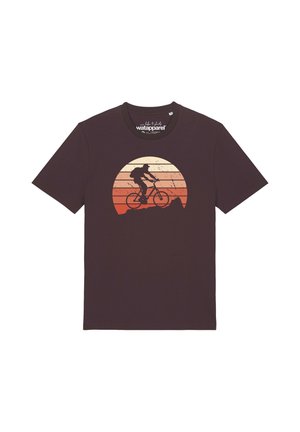 Dunkelbraunes T-Shirt mit einer Grafik von einem Radfahrer, der auf felsigem Gelände gegen einen Sonnenuntergang mit orangefarbenen und beigen Streifen fährt.
