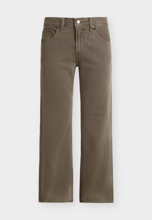 Jean en denim marron à jambes droites avec fermeture avant à boutons et fermeture éclair, passants pour ceinture, et poches avant sur un fond uni.