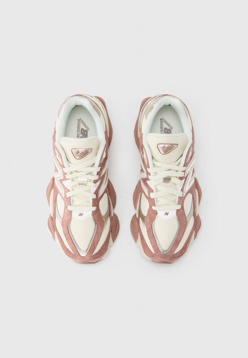 Herren-Sneaker für den Sport mit einem hellroten Mesh-Obermaterial, rosa Wildlederakzenten, reflektierenden Details und weißen Schnürsenkeln. Markenlogo auf der Zunge und der Seite.