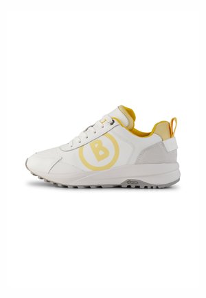 Witte en gele sneaker met vetersluiting, gevoerde rand, 'B'-logo aan de zijkant, Vibram-zool en trekkoordje bij de hiel, in profielweergave.