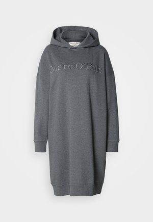 Šedé šaty s kapucňou vyrobené z bavlneného zmesi. Majú zaoblený lem, dlhé rukávy a vyrazené logo na prednej strane. Mäkká textúra.
