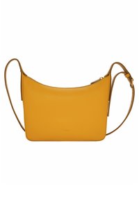 Sac à épaule en cuir jaune avec une forme courbée, sangle beige, fermeture zippée sur le dessus et une branding minimal estampé à l'avant.