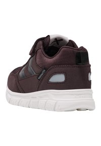 Maroon sportsko med velcro-stropp, hvid sål og grå detaljer. Glat tekstiloverdel, polstret krave og minimalistisk design.