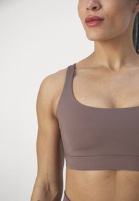 Girlfriend Collective ANDY BRA SPLIT STRAP - Sujetadores deportivos con sujeción ligera - porcini