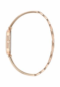 Rosegold-Uhr mit rechteckigem Zifferblatt, Armbanddesign mit Gliedern, glatte Oberfläche und kleinen runden Hardware-Details.