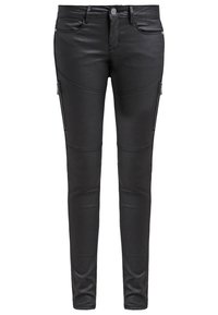 Černé kalhoty z faux kůže s úzkým střihem, které mají zipové kapsy, kontrastní šití a hladký, lesklý povrch.