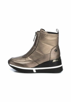 Sneakers alte - plumb