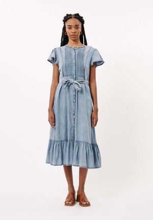 Robe en denim avec des manches courtes en volants, un devant boutonné, une ceinture à la taille et un ourlet à volants échelonnés. Couleur bleu clair et détails texturés.