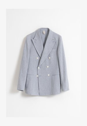 Blazer azul claro de doble botonadura con seis botones blancos, solapas de pico y tres bolsillos, exhibido sobre un fondo blanco liso.