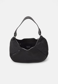 Sac à épaule en tissu recyclé noir, de forme semi-circulaire, avec fermeture zippée en haut et bandoulière plate. Comprend une petite poche zippée extérieure.