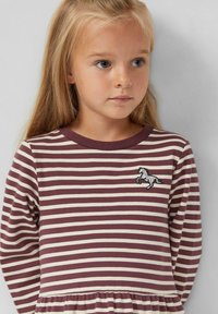 Sukienka z długim rękawem w paski w kolorach bordowym i kremowym, z marszczoną talią i srebrnym haftowanym motywem konia na piersi.