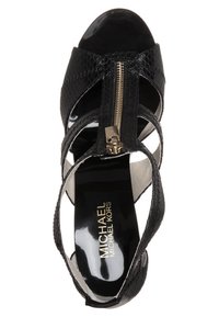 Sandale à talon en cuir noir avec texture reptile, fermeture éclair à l'avant et design à bout ouvert. Équipée de détails en or et d'une semelle intérieure griffée.