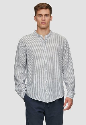 Hemdkleid in Weiß und blauen vertikalen Streifen, leichtes Gewebe, Stehkragen, lange Ärmel und abgerundeter Saum.