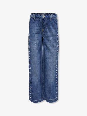 Pantaloni a gamba larga in denim blu con vita elasticizzata, chiusura con bottone e ricamo a forma di cuore bianco lungo le cuciture esterne.