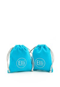 Dos bolsas de tela turquesa con cordón, hechas de un material suave, que presentan un logotipo circular blanco que dice "Elli" y delgados cordones plateados.