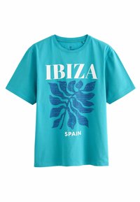 Türkiissinist puuvillane T-särk, millel on sinine graafiline kujundus lehtedega ning tekst "IBIZA" ja "SPAIN" rasvases valges kirjas.