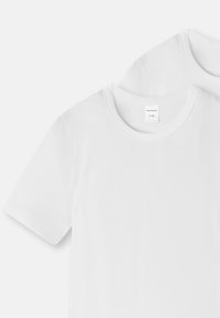 Vita bomull t-shirts med korta ärmar, rund halsringning och sömdekor. Etiketter synliga på den inre halsen som visar storlek.