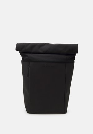 Zaino rigido nero a rullo realizzato in tessuto resistente, dotato di una tasca anteriore con zip, rilievo del logo e forma rettangolare strutturata.