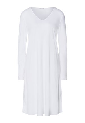Robe blanche à manches longues avec un col en V, fabriquée en tissu doux, présentant une coupe ample qui s'écoule délicatement. Aucun motif ni accent supplémentaire.