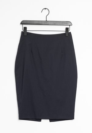 Sort blyantskørt hængende på sort plastikbøjle mod hvid baggrund, knælængde med let frontslids.