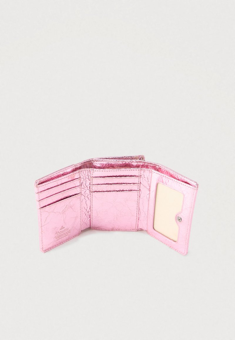 Rosa metallisk tri-fold plånbok med flera kortfack och ett transparent ID-fönster på en enfärgad bakgrund.