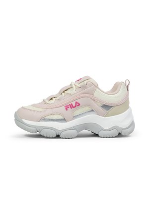 Sneaker rosa chiaro con materiali in rete e sintetici, suola bianca, accenti testurizzati e logo Fila rosa sul lato. Design a punta tonda.