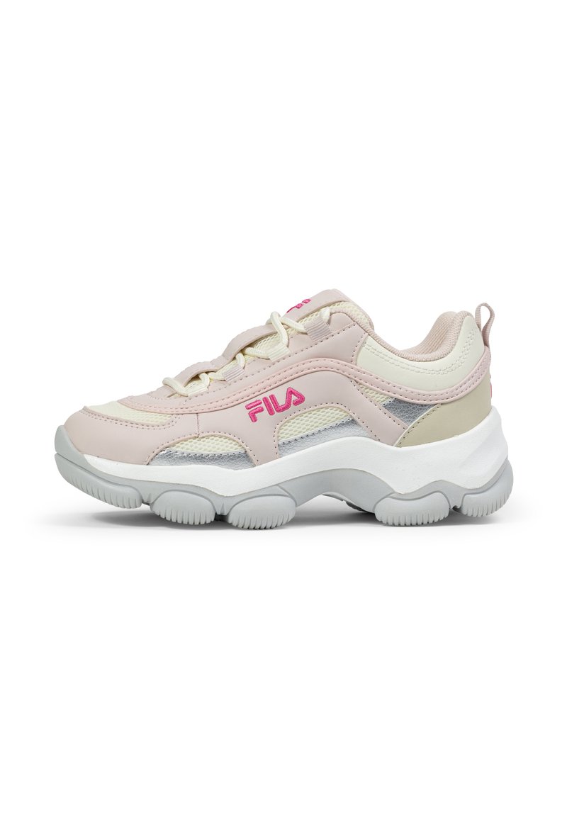Sneaker rosa chiaro con materiali in rete e sintetici, suola bianca, accenti testurizzati e logo Fila rosa sul lato. Design a punta tonda.
