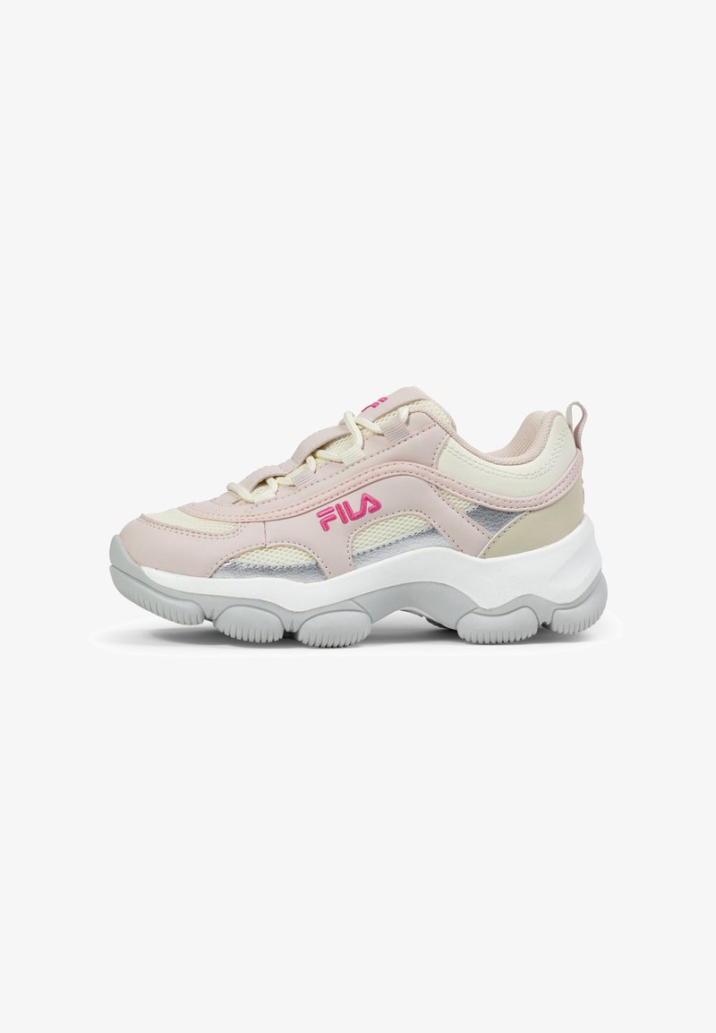 Sneaker rosa chiaro con materiali in rete e sintetici, suola bianca, accenti testurizzati e logo Fila rosa sul lato. Design a punta tonda.