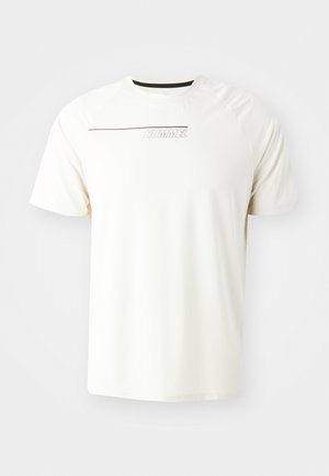 Hvid kortærmet T-shirt lavet af blød stof med rund hals, med en tynd mørk linje og "HUMMEL" logo i lys grå på brystet.