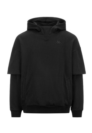 Felpa nera con cappuccio caratterizzata da un design a scollo a V, maniche corte sovrapposte a maniche lunghe, e un discreto ricamo del logo sul petto.