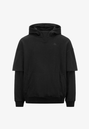 Felpa nera con cappuccio caratterizzata da un design a scollo a V, maniche corte sovrapposte a maniche lunghe, e un discreto ricamo del logo sul petto.