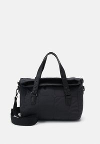 Schwarze gepolsterte Tasche mit Lederakzenten, ausgestattet mit zwei Griffen und einem abnehmbaren Riemen. Rechteckige Form mit gestepptem Muster und verstellbarem Verschluss.