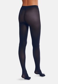 Collant neri opachi con una texture liscia, caratterizzati da un cinturino alto e design senza cuciture, che si estendono dalla vita fino alle dita dei piedi.