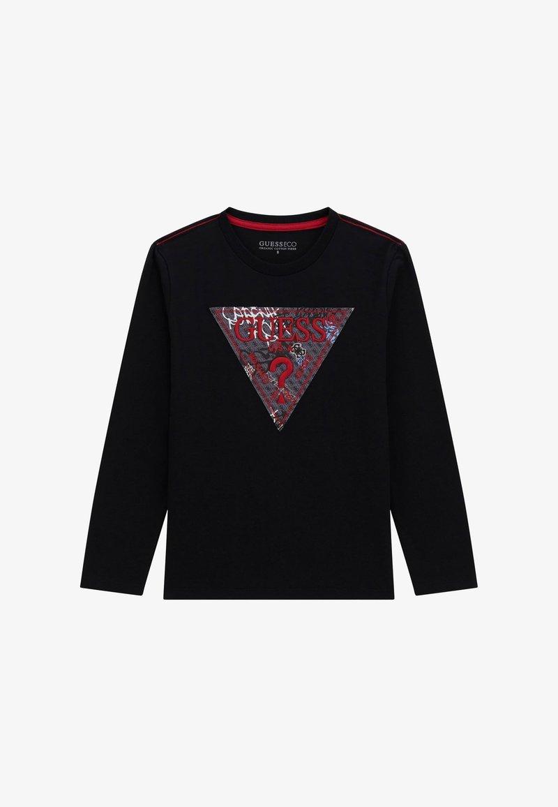 Schwarzes Langarmshirt mit einem dreieckigen Grafikdesign in Rot und Silber sowie dem Wort "GUESS" in fetter Schrift. Strukturiertes Material mit Kontrastnähten.