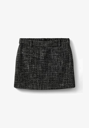 Crna i bijela mini suknja od tvida sa strukturnim dizajnom, koja ima glatki pojas i suptilnu teksturu, bez vidljivih džepova ili ukrasa.