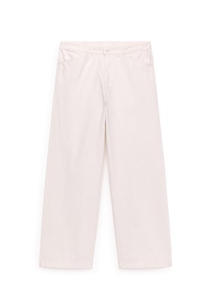 Beige, weit geschnittene Baumwollhosen mit Knopfleiste vorne, Gürtelschlaufen und Seitentaschen. Glatte Textur und minimalistisches Design.