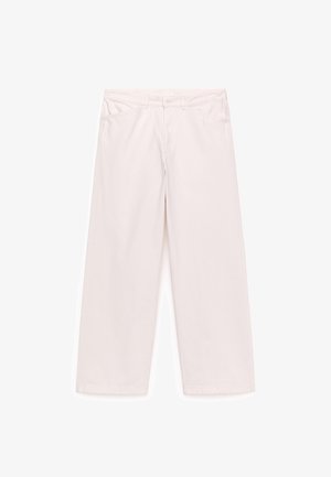 Pantalon beige à jambes larges en coton, avec fermeture à boutons sur le devant, passants pour ceinture et poches latérales. Texture lisse et design minimaliste.