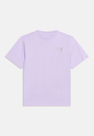 Jasnofioletowa koszulka z krótkim rękawem i okrągłym dekoltem, z małym białym logo Puma na lewej piersi na jednolitym tle.