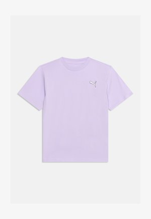 Jasnofioletowa koszulka z krótkim rękawem i okrągłym dekoltem, z małym białym logo Puma na lewej piersi na jednolitym tle.
