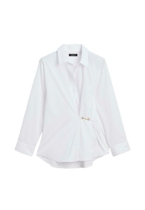 Witte longsleeve shirt met een puntkraag, voorzien van een crossover ontwerp en een gouden hardware accent aan de zijkant. Gladde stof textuur.
